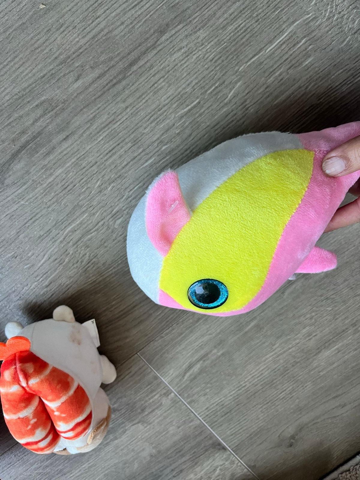 Leuke knuffels: vis met grote ogen en sushi-kat, Gebruikt, Overige typen, Ophalen of Verzenden, Roze