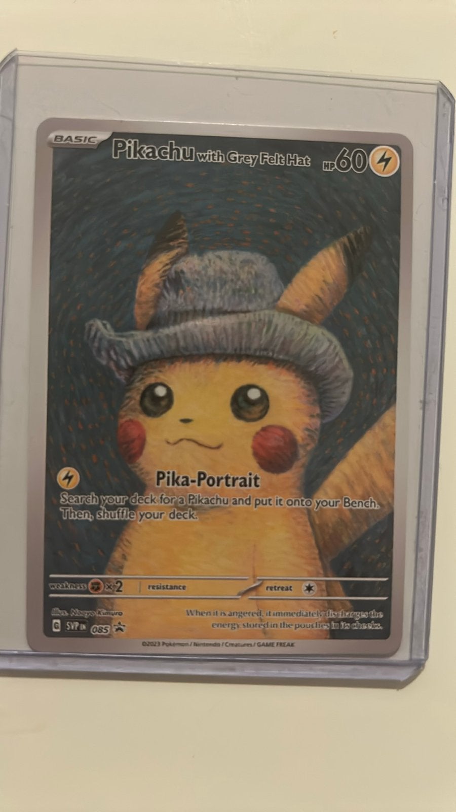 Pikachu met Grijze Vilten Hoed Pokémon Kaart (SWSH085), Ophalen of Verzenden, Zo goed als nieuw, Losse kaart