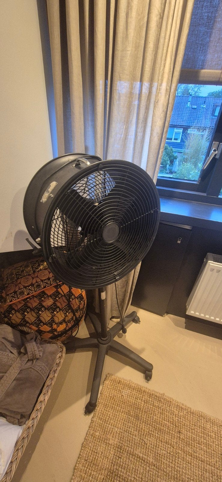 Krachtige vloerventilator op standaard, Witgoed en Apparatuur, Ventilatoren, Ophalen, Gebruikt, Vloerventilator