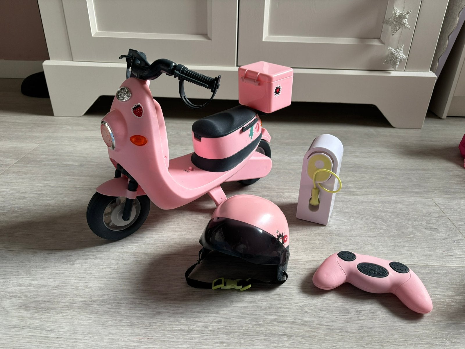 Baby Born scooter met helm en afstandsbediening (nieuw), Kinderen en Baby's, Speelgoed | Speelgoedvoertuigen, Ophalen of Verzenden