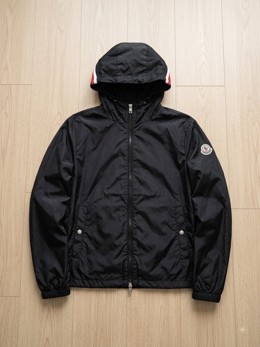 Moncler Windbreaker Zwart met Capuchon Maat S, Kleding | Heren, Jassen | Zomer, Ophalen of Verzenden, Zo goed als nieuw, Maat 46 (S) of kleiner