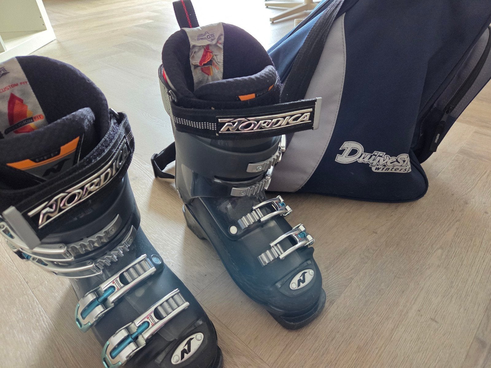 Nordica skischoenen maat 24.5 + draagtas, Sport en Fitness, 160 tot 180 cm, Gebruikt, Schoenen, Ophalen of Verzenden
