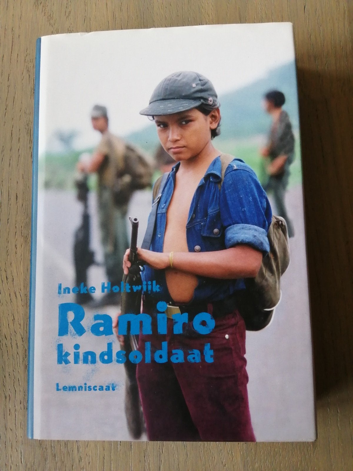 Ramiro Kindsoldaat - Ineke Holtwijk (War Child), Ophalen of Verzenden, Gelezen, Ineke Holtwijk