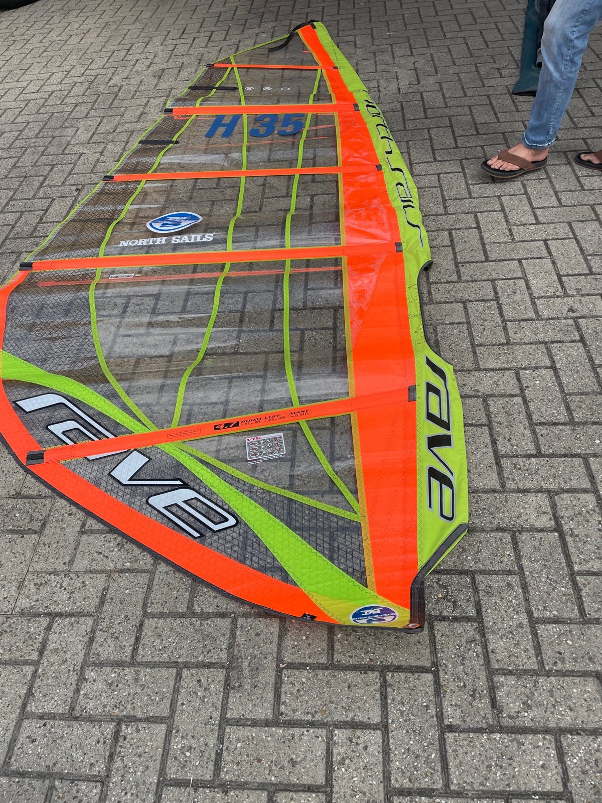 Windsurf set: Zeil, Mast, Slalom Board en Gieken, Watersport en Boten, Windsurfen, Ophalen, Gebruikt, Met giek, 3.5 tot 5 m²