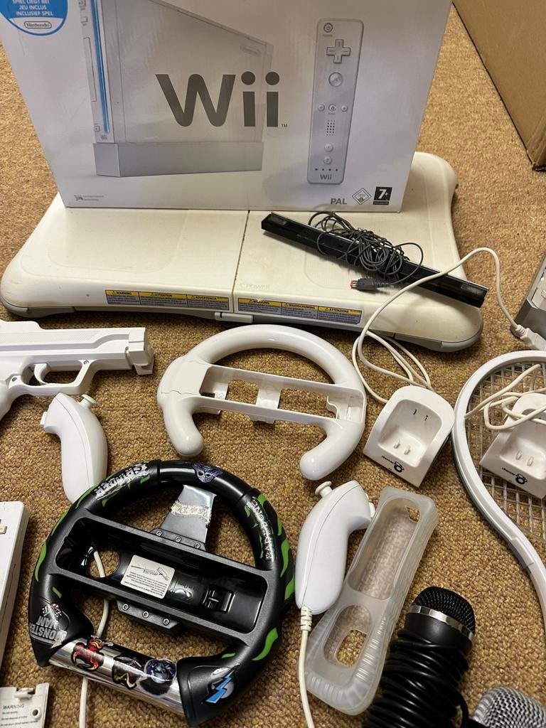 Complete Nintendo Wii set + 25 spellen + Skylanders, Ophalen of Verzenden, Zo goed als nieuw, Met 3 controllers of meer, Met stuurtje