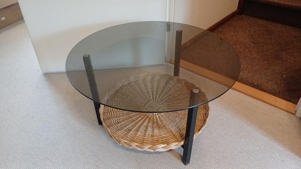 Salontafel, rookglas met rieten ondermand en 3 zwarte poten, Huis en Inrichting, Tafels | Salontafels, Ophalen, Gebruikt, 50 tot 100 cm