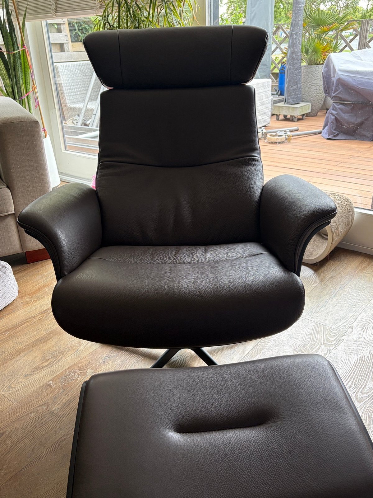 Conform Timeout Design Relaxfauteuil + Hocker | Mocca Leer, Huis en Inrichting, Fauteuils, Ophalen, Modern design, Zo goed als nieuw