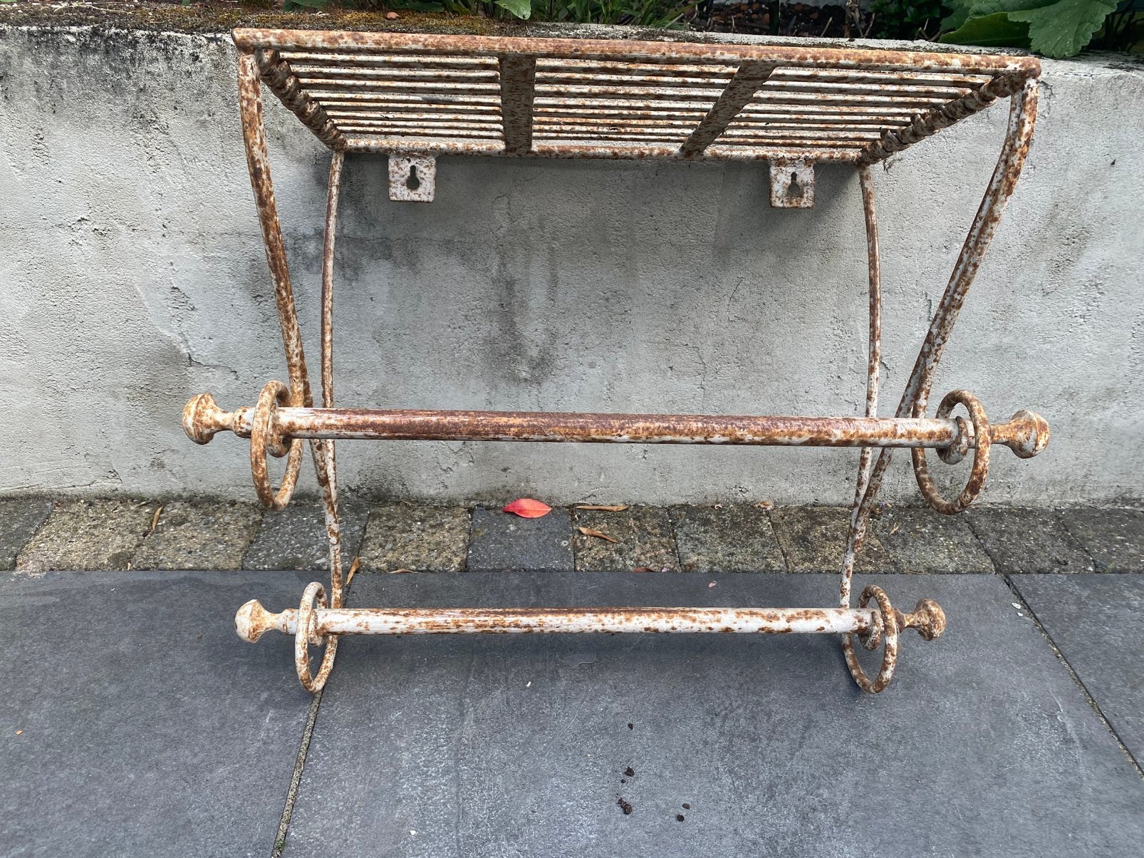 Metalen brocante wandrekje, Ophalen