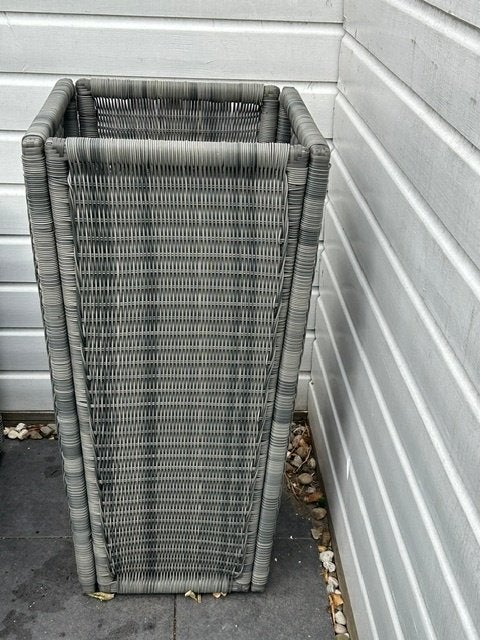 Te koop: hoge plantenpot wicker, Tuin en Terras, Bloembakken en Plantenbakken, Ophalen, Overige materialen, Minder dan 60 cm, Vierkant