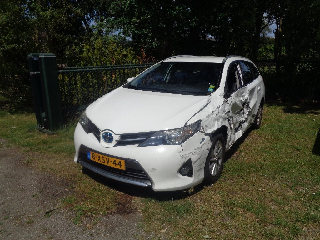 toyota Auris 2014  hybrid schade linker zijde, Automaat, Wit, Stationwagon, Hybride Elektrisch/Benzine
