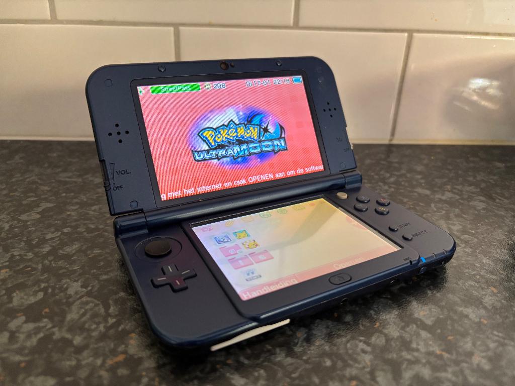 New nintendo 3ds xl met oplader, Spelcomputers en Games, Spelcomputers | Nintendo 2DS en 3DS, Ophalen of Verzenden, Gebruikt, Blauw