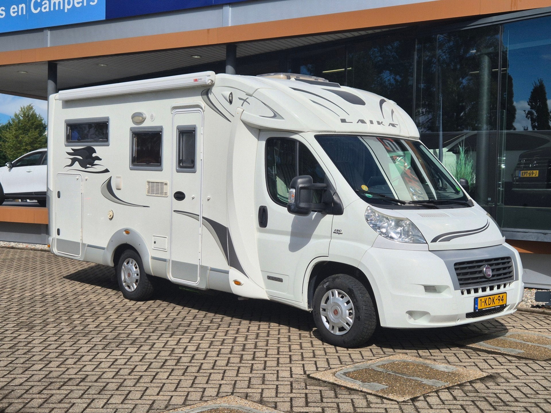 Laika X650R 0N0, Caravans en Kamperen, Afzuigkap, Elektrische ramen, Bedrijf, Rondzit