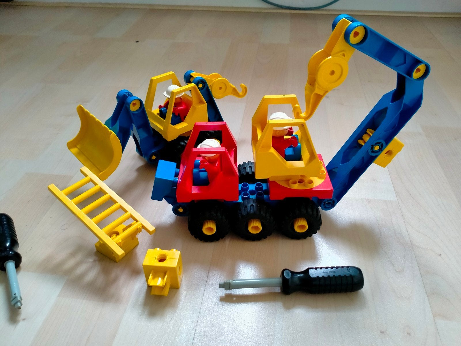 duplo toolo 2 voertuigen ,2 schroevendraaiers ,poppetjes, Ophalen of Verzenden, Duplo