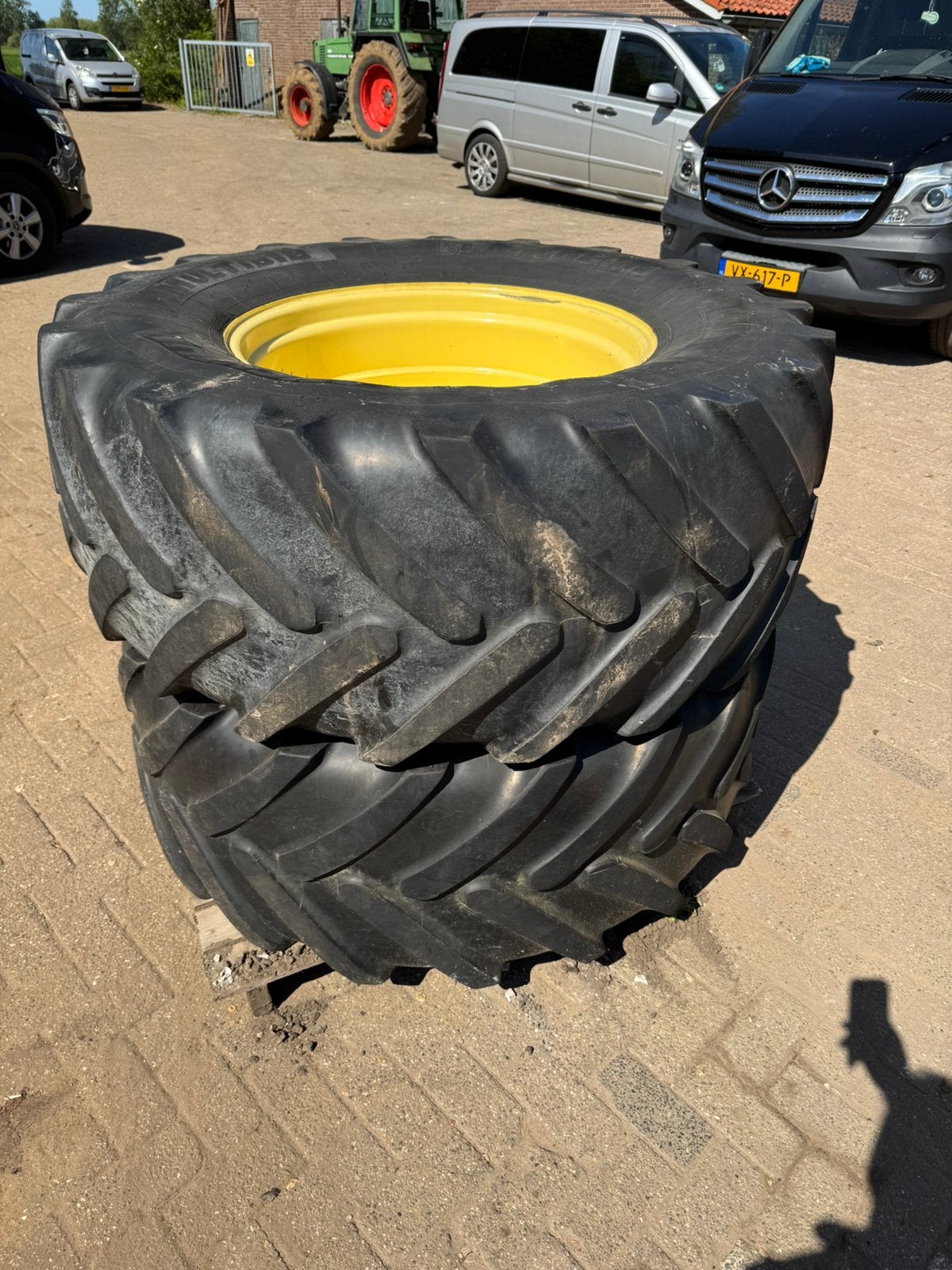 Michelin 540/65R28 met 10 gaats velgen, Ophalen