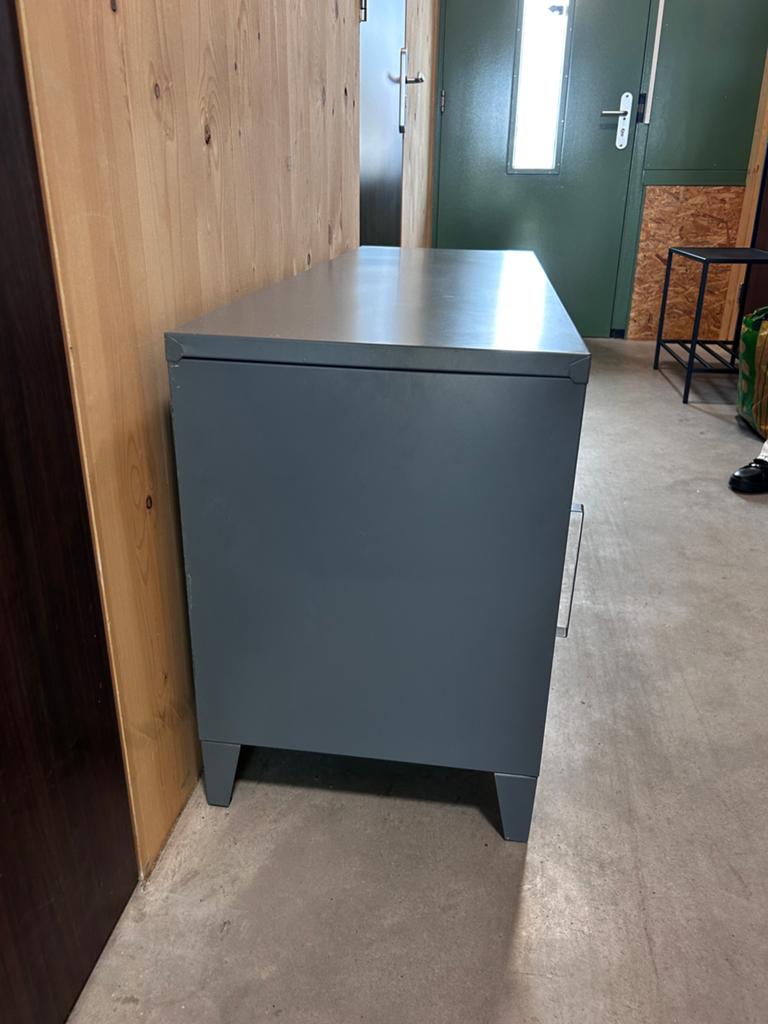 Jysk TV-meubel/dressoir met 3 deuren, grijs metaal, Ophalen, 100 tot 150 cm, Zo goed als nieuw, Minder dan 100 cm