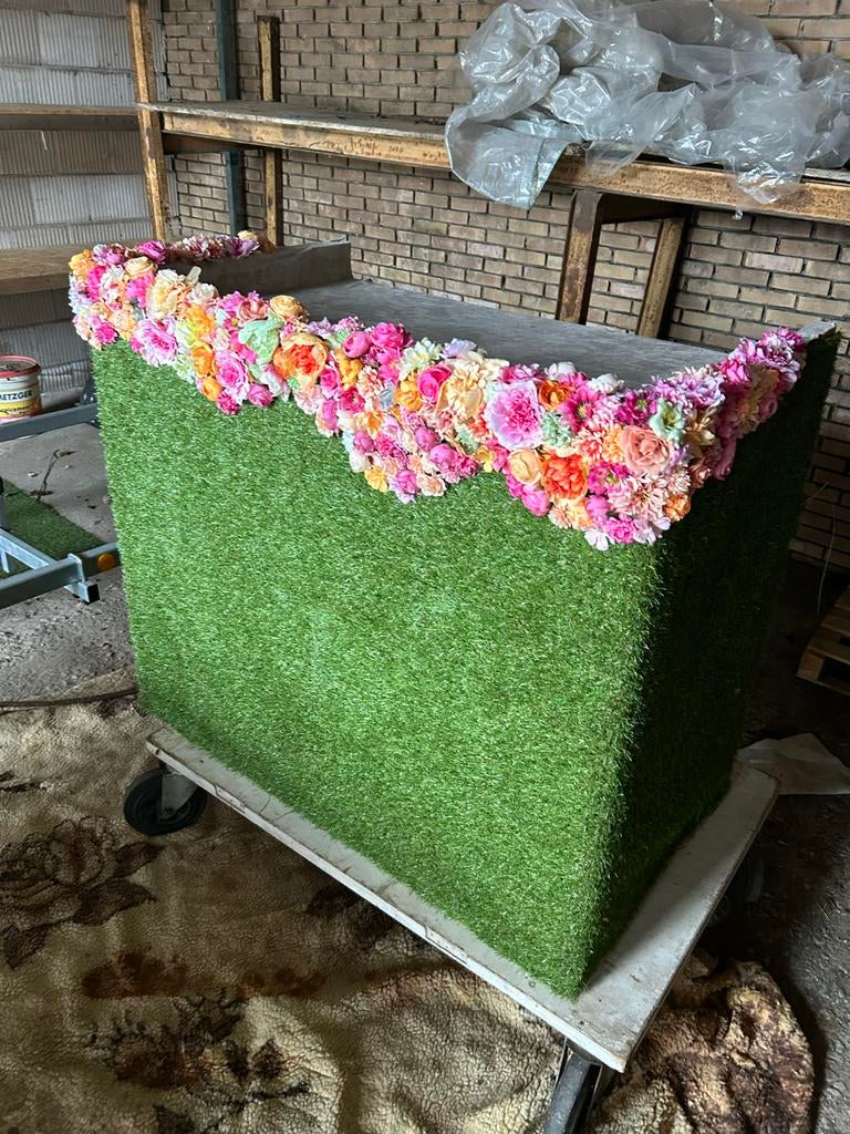 Unieke DJ Booth met kunstgras en bloemdecoratie, Ophalen of Verzenden, Gebruikt, Dj-set, Overige merken