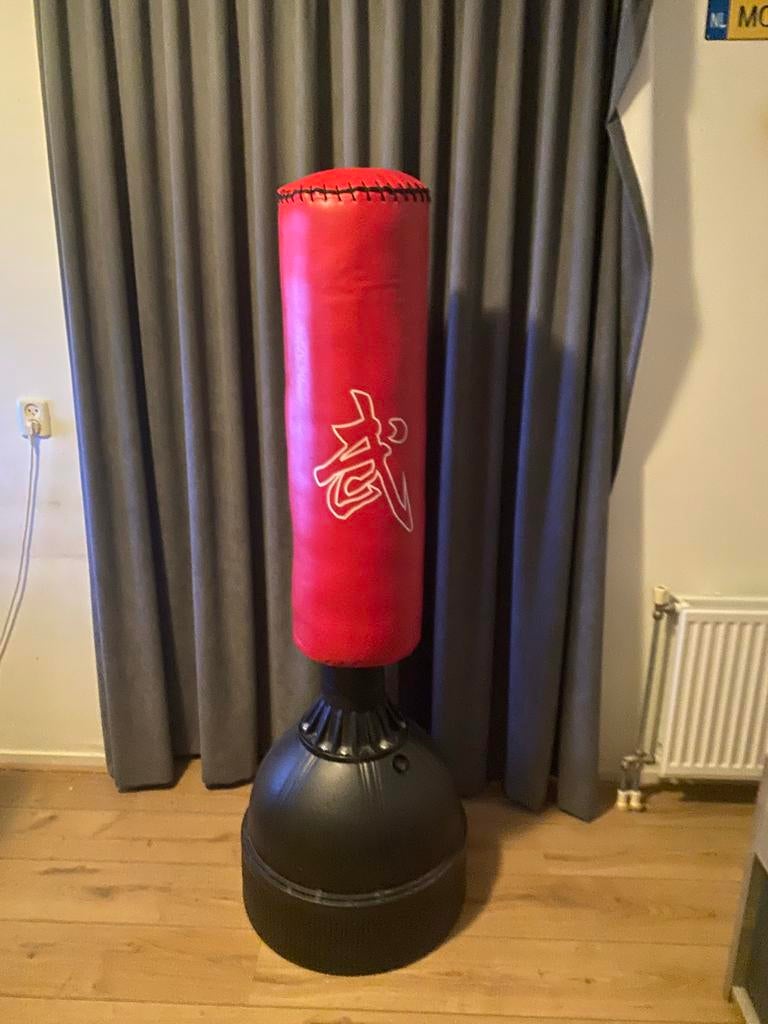 Vrijstaande bokszak rood met zwarte voet, Ophalen, Zo goed als nieuw, Bokszak