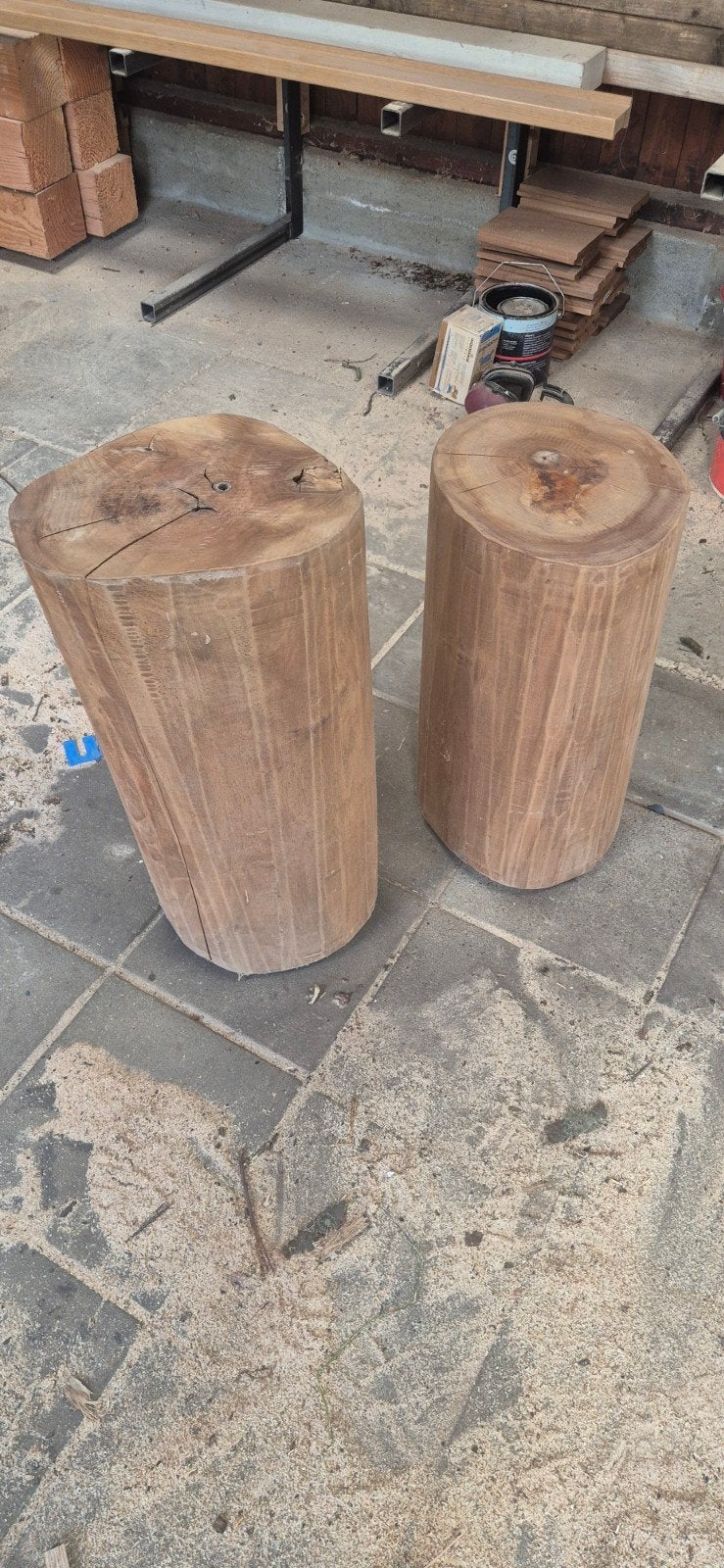 Noten houten boomstam bijzettafels/krukken/zuiltjes), Ophalen, Gebruikt, Twee, Bruin