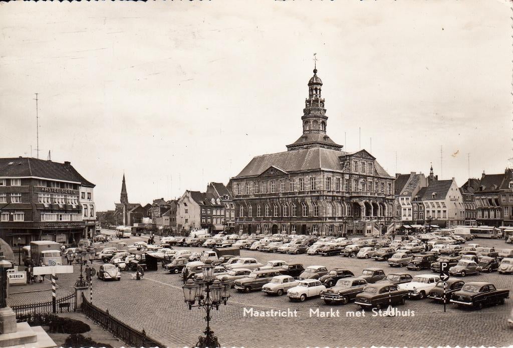 Maastricht  -  Markt met Stadhuis  ,  1960        =0015=, Ophalen of Verzenden, 1960 tot 1980, Gelopen, Limburg