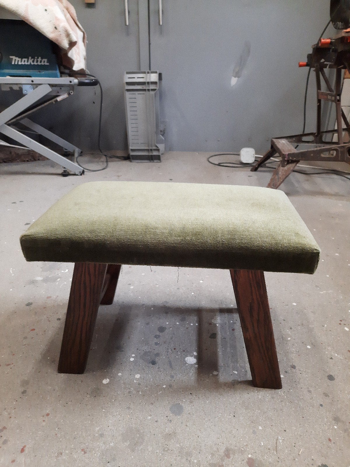 Vintage voetenbankje/krukje met groene stoffen bekleding, Hout, Minder dan 50 cm, Gebruikt, 50 tot 75 cm
