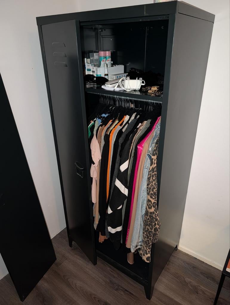 Kleding locker. Zo goed als nieuw GRATIS., Ophalen, Zo goed als nieuw, 25 tot 50 cm, 50 tot 100 cm