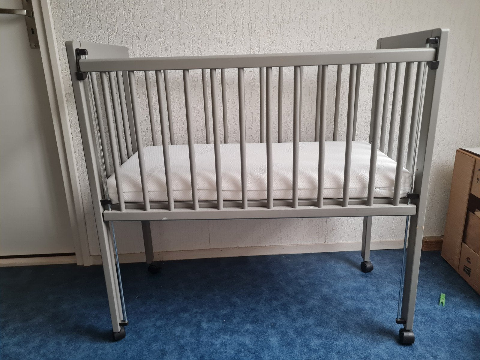 Houten co-sleeper Petit Amelie met matras Grijs, Kinderen en Baby's, Babywiegjes en Ledikanten, Ophalen, Zo goed als nieuw, Wieg