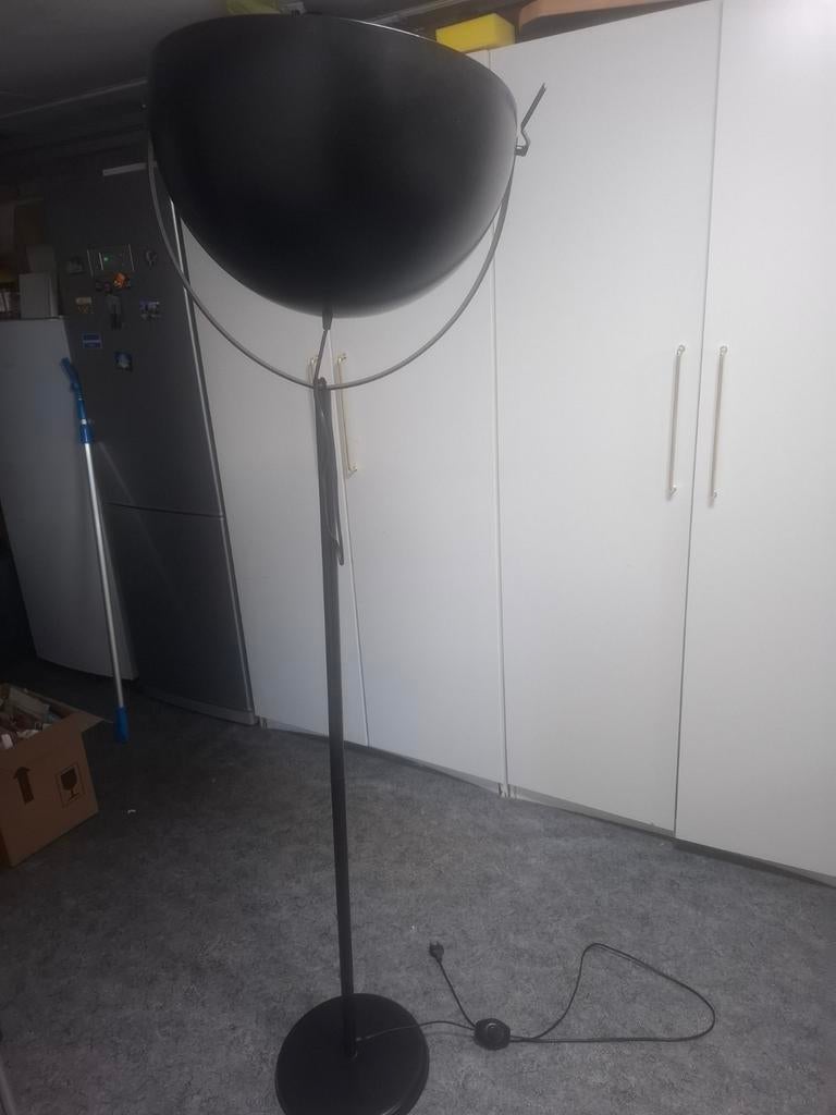 Zwarte vloerlamp met koperkleurige binnenkant, Ophalen, Gebruikt, Modern, Industrieel, 100 tot 150 cm