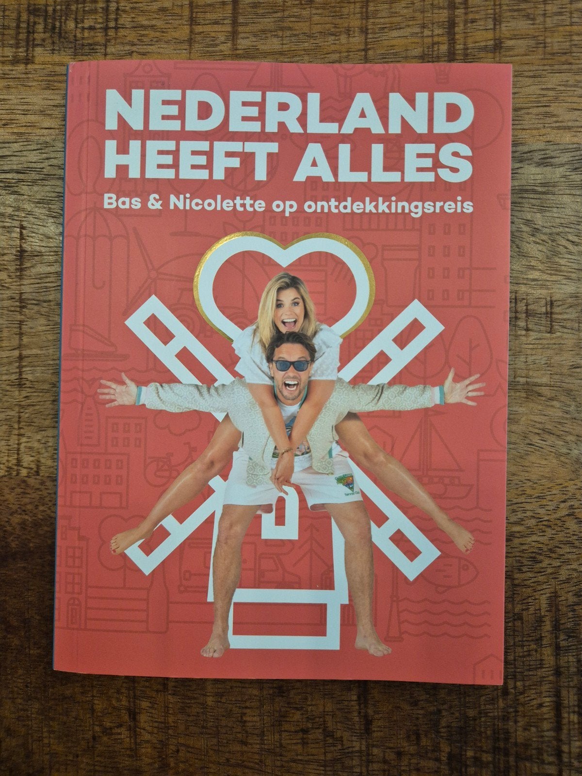 Nicolette van Dam - Nederland heeft Alles, Overige merken, Fiets- of Wandelgids, Zo goed als nieuw, Benelux