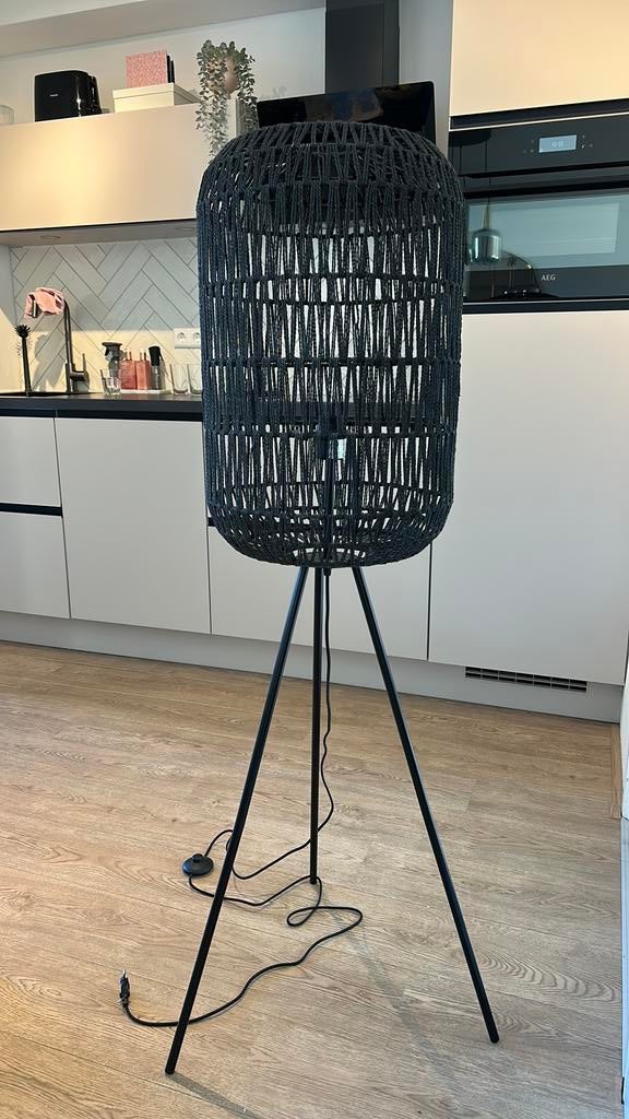 Zwarte rotan vloerlamp, Ophalen, Zo goed als nieuw, 150 tot 200 cm