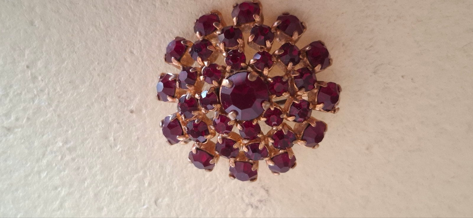 Vintage vergulde broche met rode stenen - 3 cm doorsnee, Ophalen of Verzenden, Goud, Overige materialen