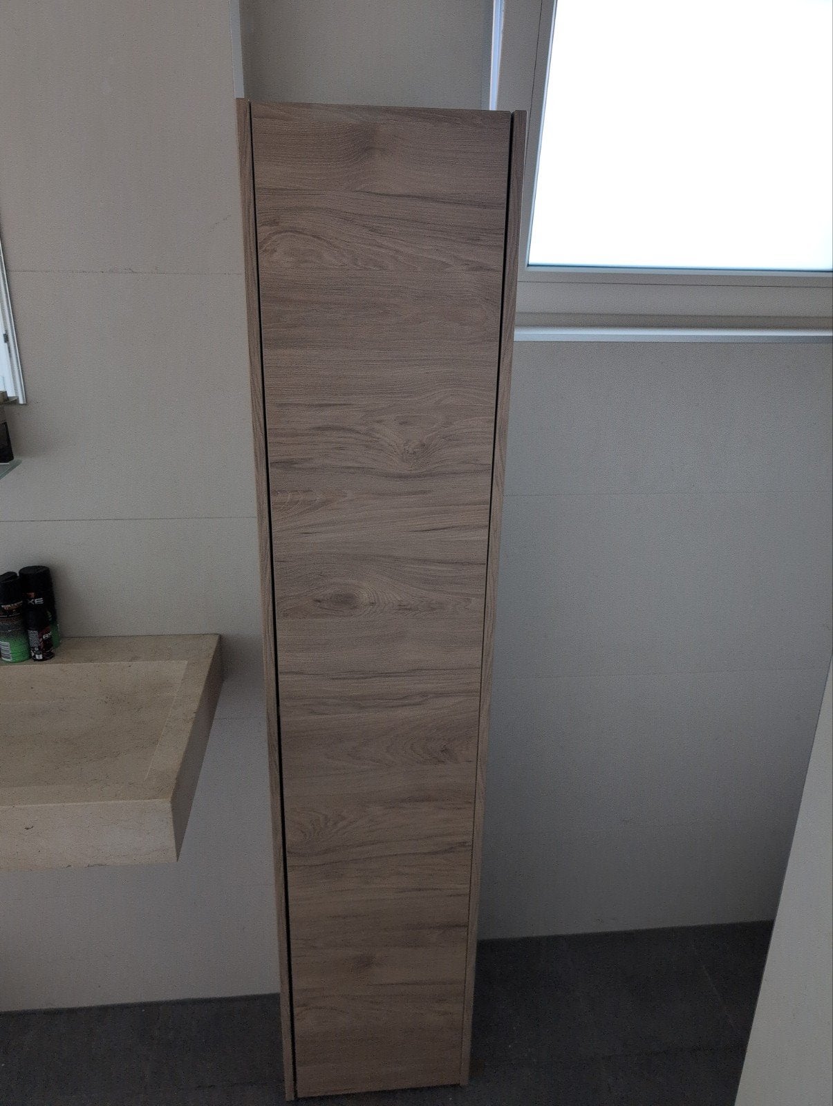 Hoge badkamerkast met glazen planken, Huis en Inrichting, Badkamer | Badkamermeubels, Ophalen, (Half)hoge kast, Minder dan 50 cm