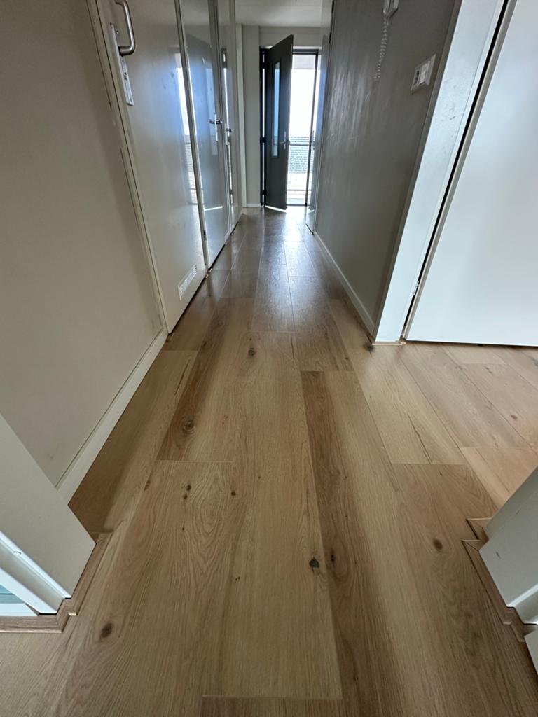 Licht eiken laminaat + plinten + ondervloer, Huis en Inrichting, 75 m² of meer, Zo goed als nieuw, Ophalen, Parket