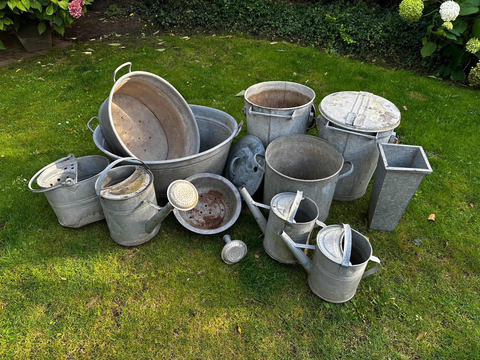 Zinken vuilnisemmers, teilen, gieters en bakken te koop, Ophalen