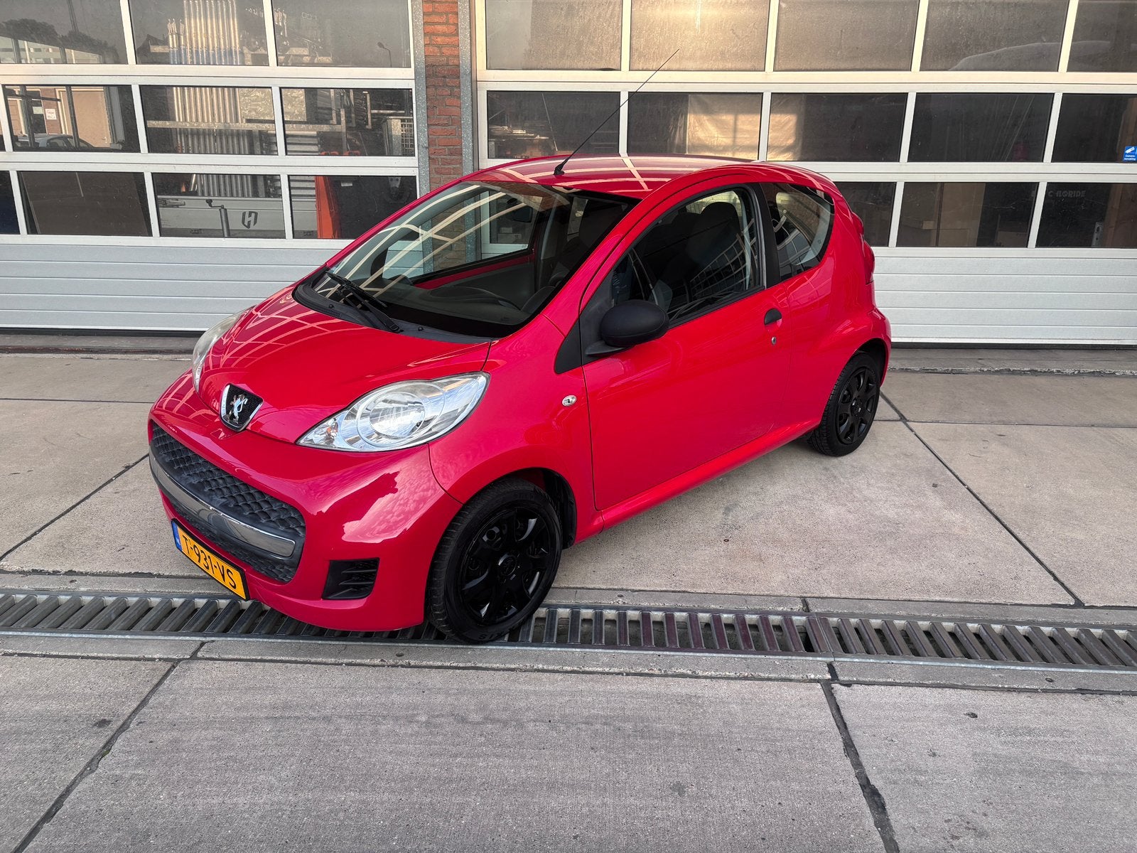 Peugeot 107 - 1.0 - 93147 km - Nieuwe apk!, Auto's, Voorwielaandrijving, Stof, 4 stoelen, 68 pk