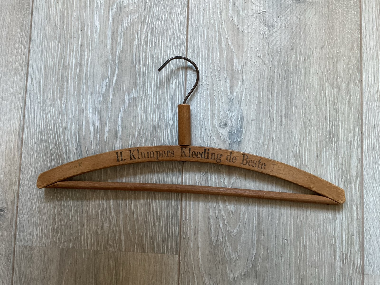 Vintage Houten Kledinghanger H. Klumpers Kleeding de Beste, Ophalen of Verzenden, Gebruikt, Hout, Volwassenen