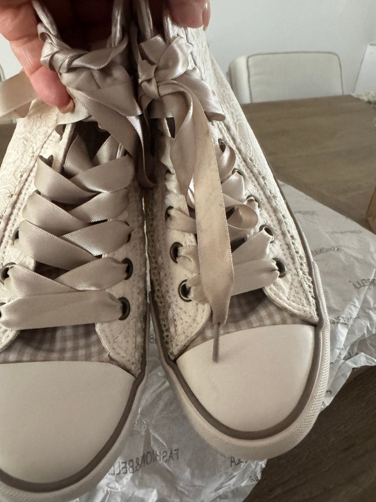 Casual Oktoberfeest sneaker met borduursels en applicaties, Ophalen of Verzenden, Zo goed als nieuw, Beige, Sneakers of Gympen