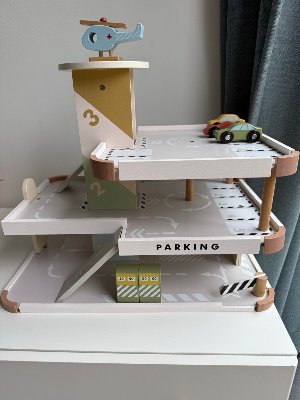 Houten Autogarage Petite Amelie met Helikopterplatform, Ophalen, Gebruikt, Rij- of Hobbelspeelgoed