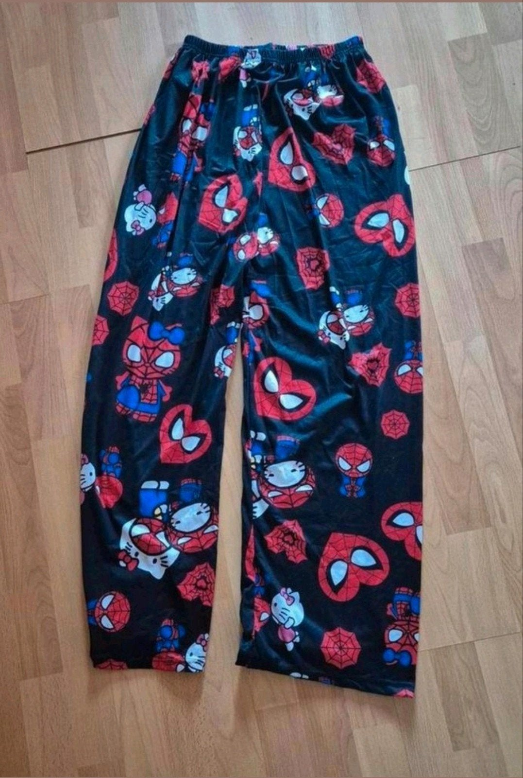 Leuke pyjamabroek XS/S Spiderman en Hello Kitty print., Ophalen of Verzenden, Nieuw, Maat 36 (S)