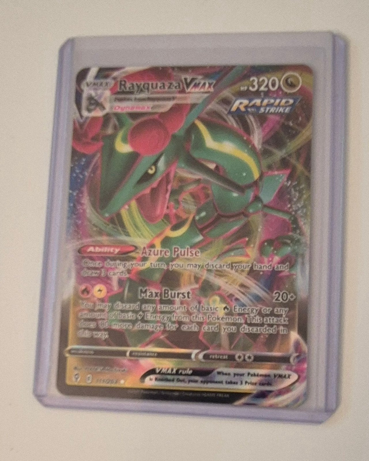 Rayquaza V Max Evolving Skies, Hobby en Vrije tijd, Ophalen of Verzenden, Zo goed als nieuw