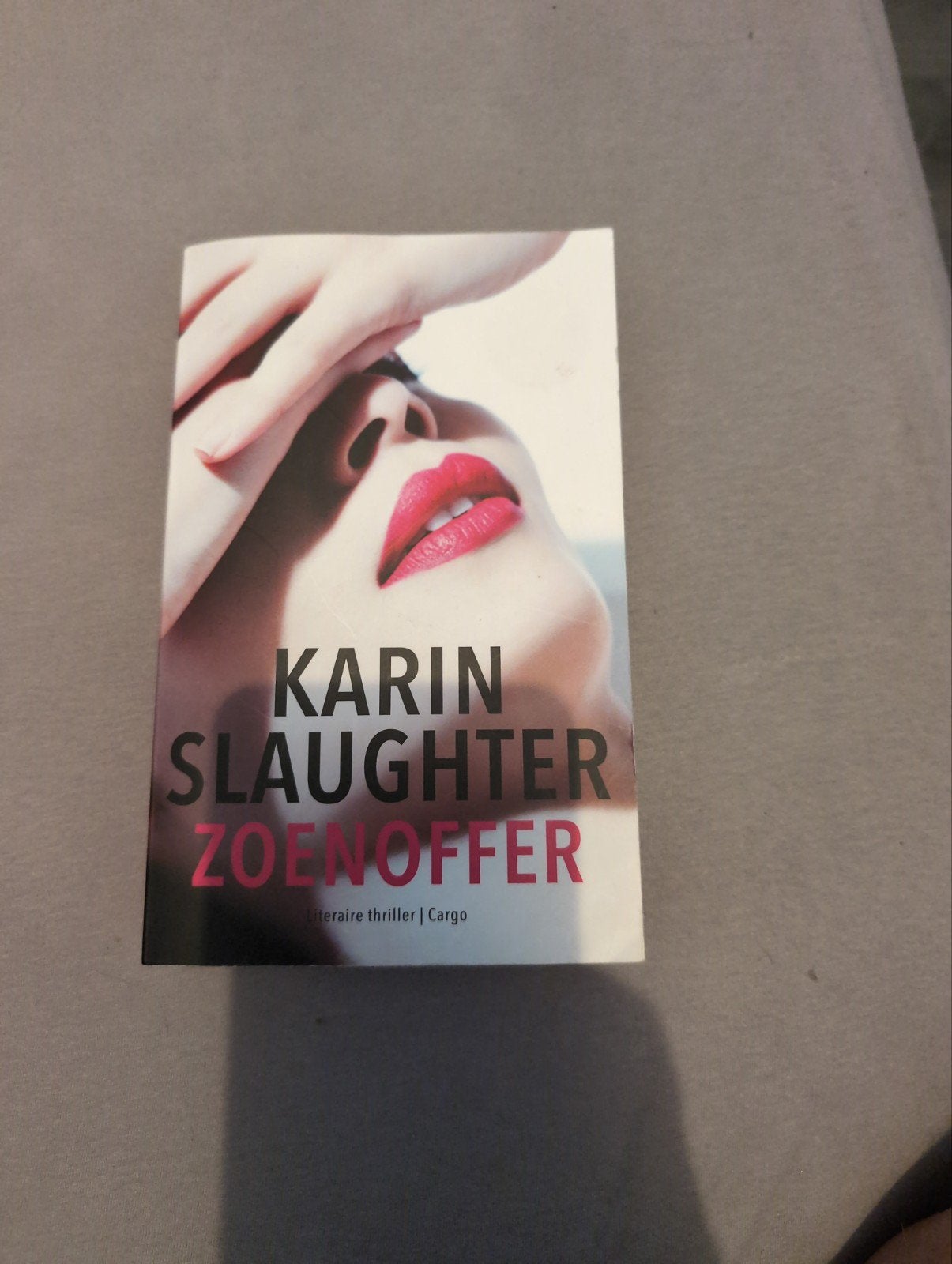 Karin Slaughter - Zoenoffer (Literaire thriller), Ophalen of Verzenden, Gelezen, Karin Slaughter, Nederland