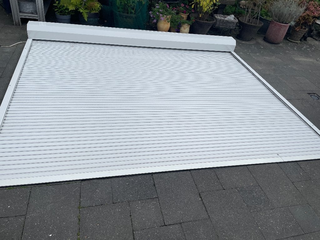 wit electrisch  rolluik breed 3.03 mtr x 2.27,5 mtr hoog, Doe-het-zelf en Verbouw, Rolluiken, Ophalen, Gebruikt, 200 cm of meer