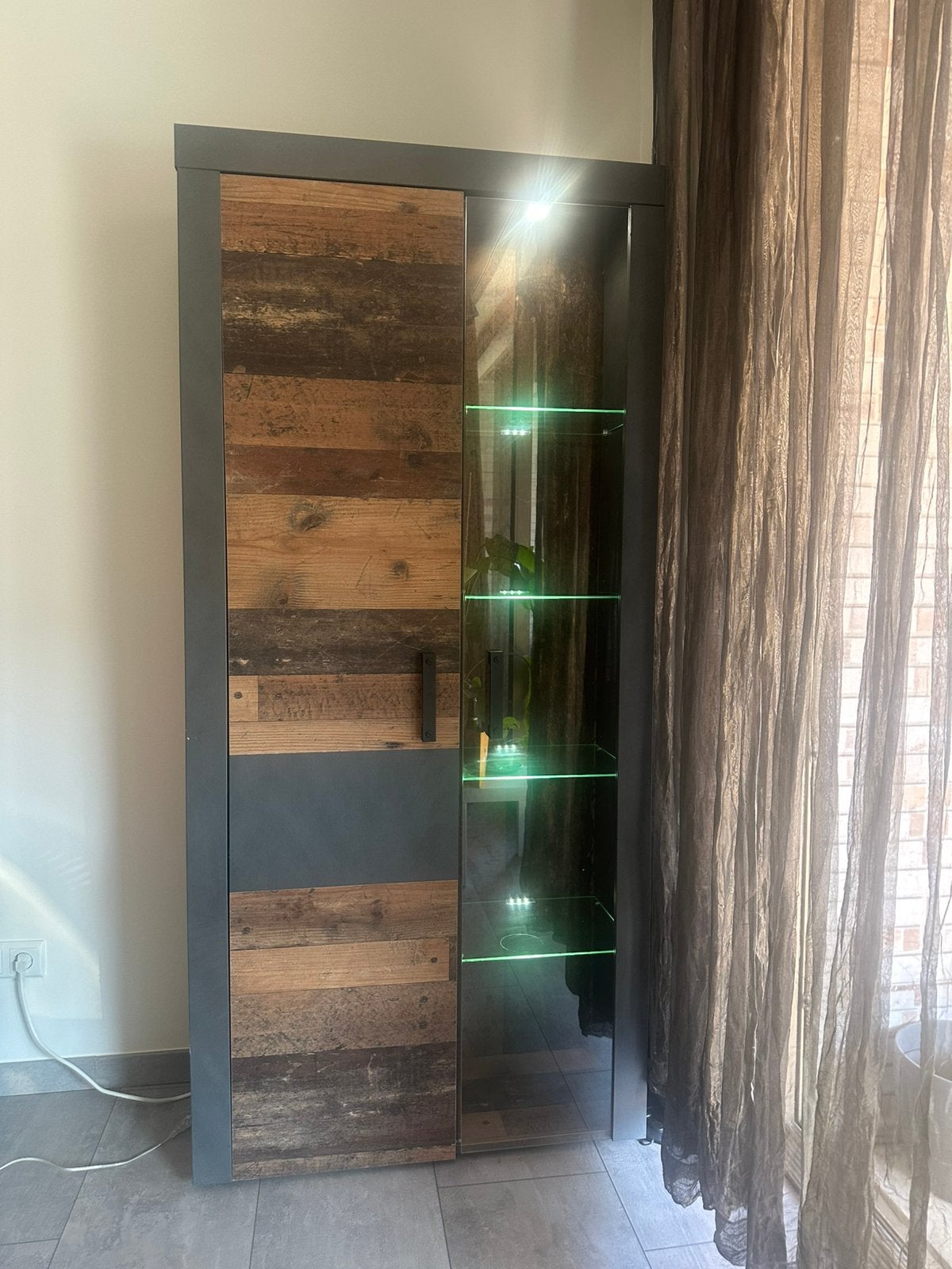 Vitrinekast van hout en glas met licht