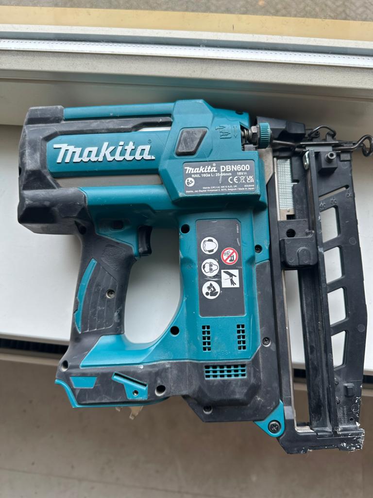 Makita DBN600 Accu Nageltacker 18V met lader en accu, Ophalen of Verzenden, Gebruikt