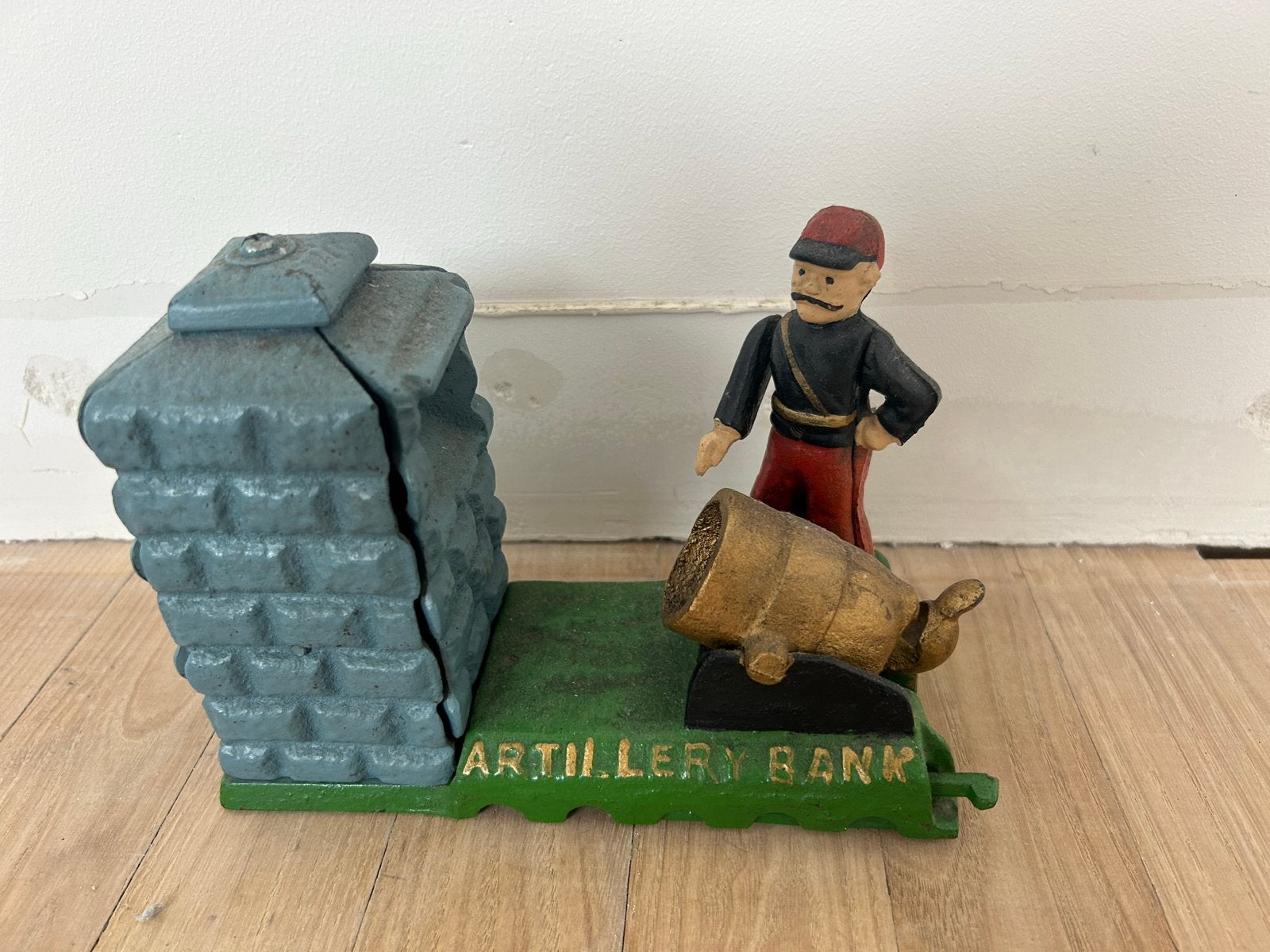 Antieke Artillerie Bank Spaarpot - Gietijzeren Soldaat Kanon, Ophalen of Verzenden, Gebruikt, Metaal of Blik, Overige thema's