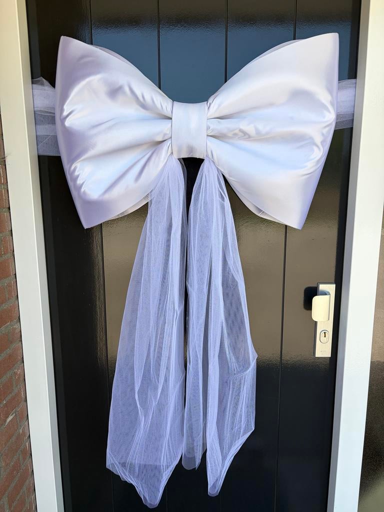 Te huur: Witte satijn/tule XL Strik, Hobby en Vrije tijd, Feestartikelen | Verhuur, Ophalen of Verzenden, Nieuw, Geboorte of Huwelijk
