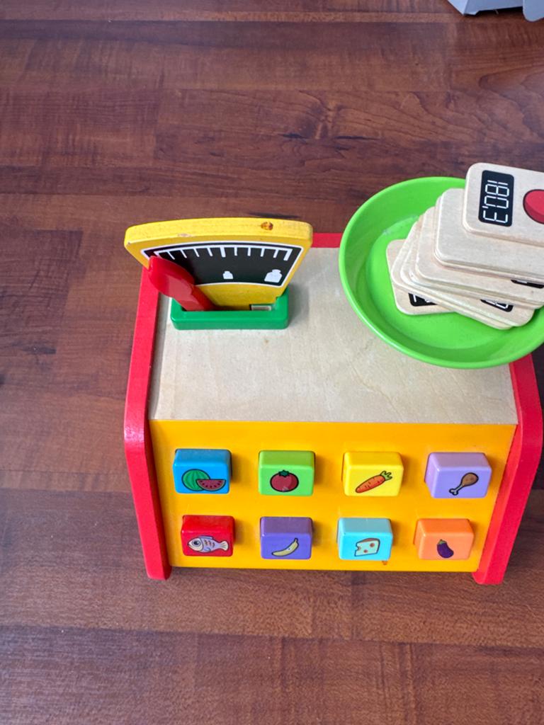 Houten speelgoed kassa met weegschaal en accessoires, Ophalen of Verzenden, Zo goed als nieuw
