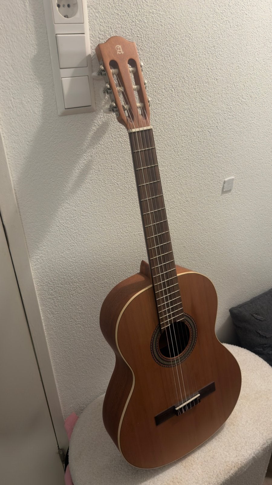 Alhambra pop guitar, Muziek en Instrumenten, Ophalen of Verzenden, Zo goed als nieuw, Klassieke of Spaanse gitaar