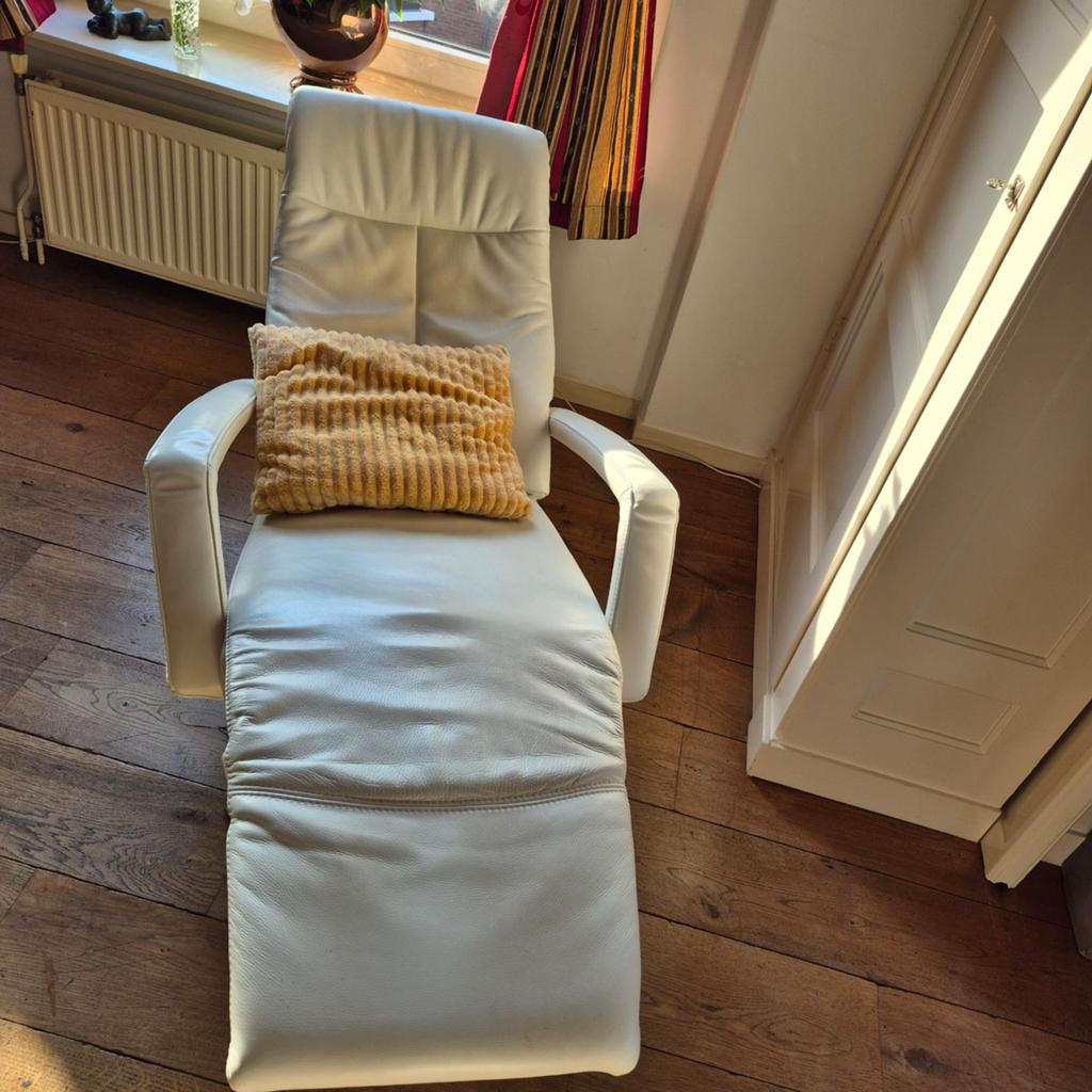 Leren relaxfauteuil TWICE opstahulp verstelbaar nwpr €3142, Ophalen, Past in elk interieur, Zo goed als nieuw, 50 tot 75 cm