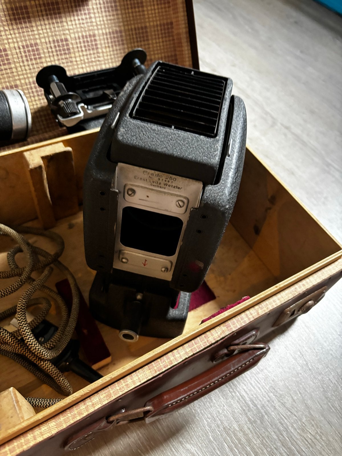 Leitz 250 diaprojector met Hektor met koffer Vintage Leica, Ophalen, Gebruikt
