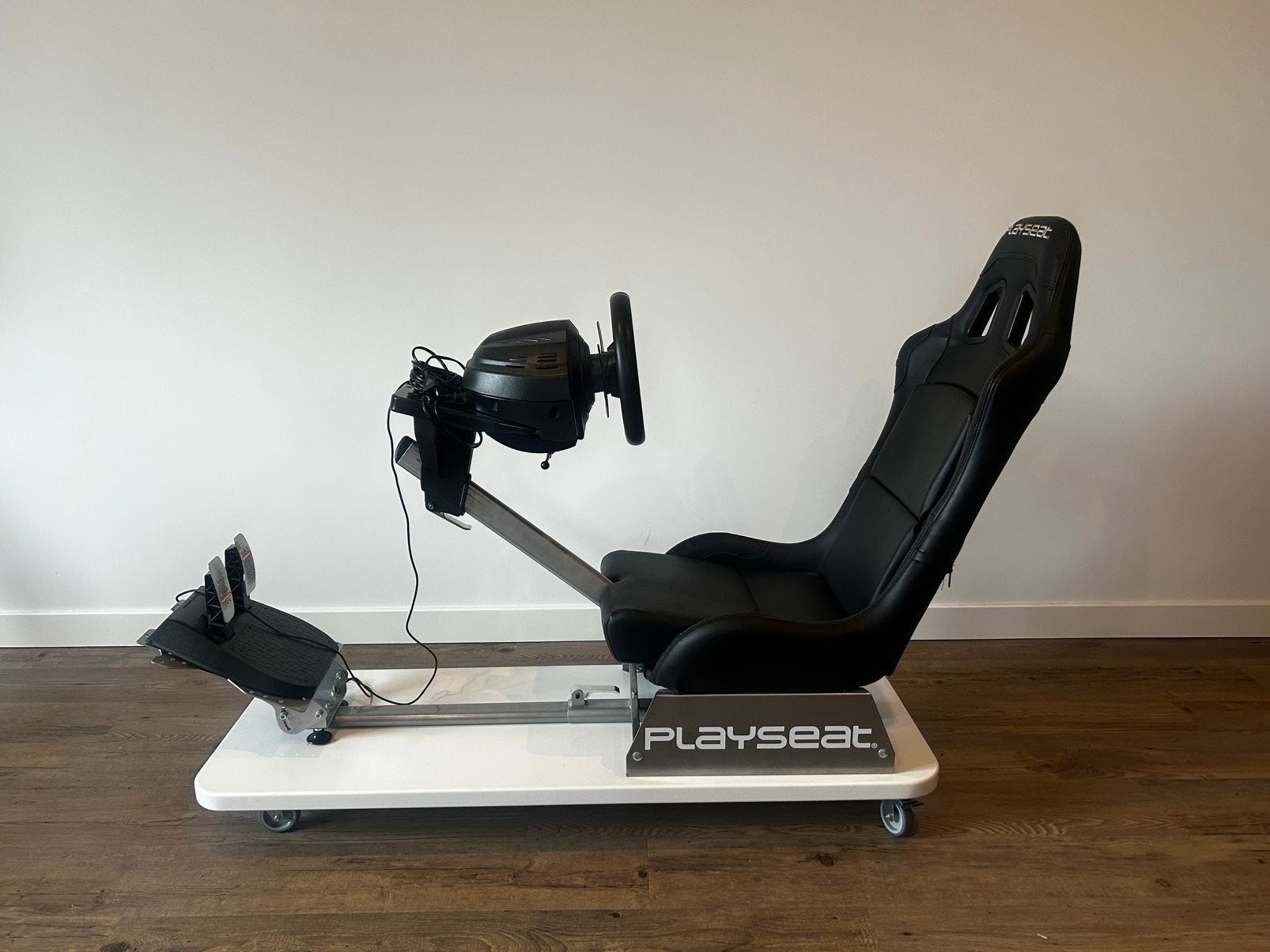 Playseat met stuur en pedalen op platform, Spelcomputers en Games, Spelcomputers | Sony PlayStation Consoles | Accessoires, Ophalen